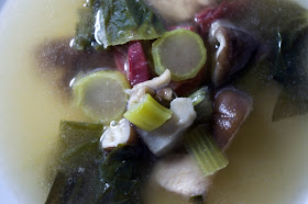 Sopa con setas shitake, pollo y verduras