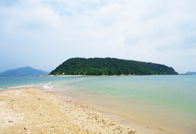 Con đường dưới biển ở Nhất Tự Sơn hiện ngay trước mặt. Ảnh: Alolove Nguyễn Con đường dưới biển ở Nhất Tự Sơn hiện ngay trước mặt. Ảnh: Alolove Nguyễn