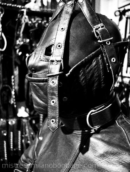 Heavy Bondage Leather con costrittori di pelle