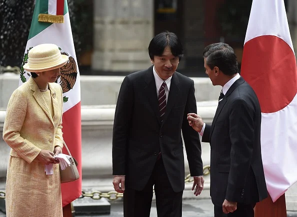 Japanese Prince Akishino (R) speaks with Mexican President Enrique Pena Nieto, during the welcoming ceremony at the National Palace in Mexico City