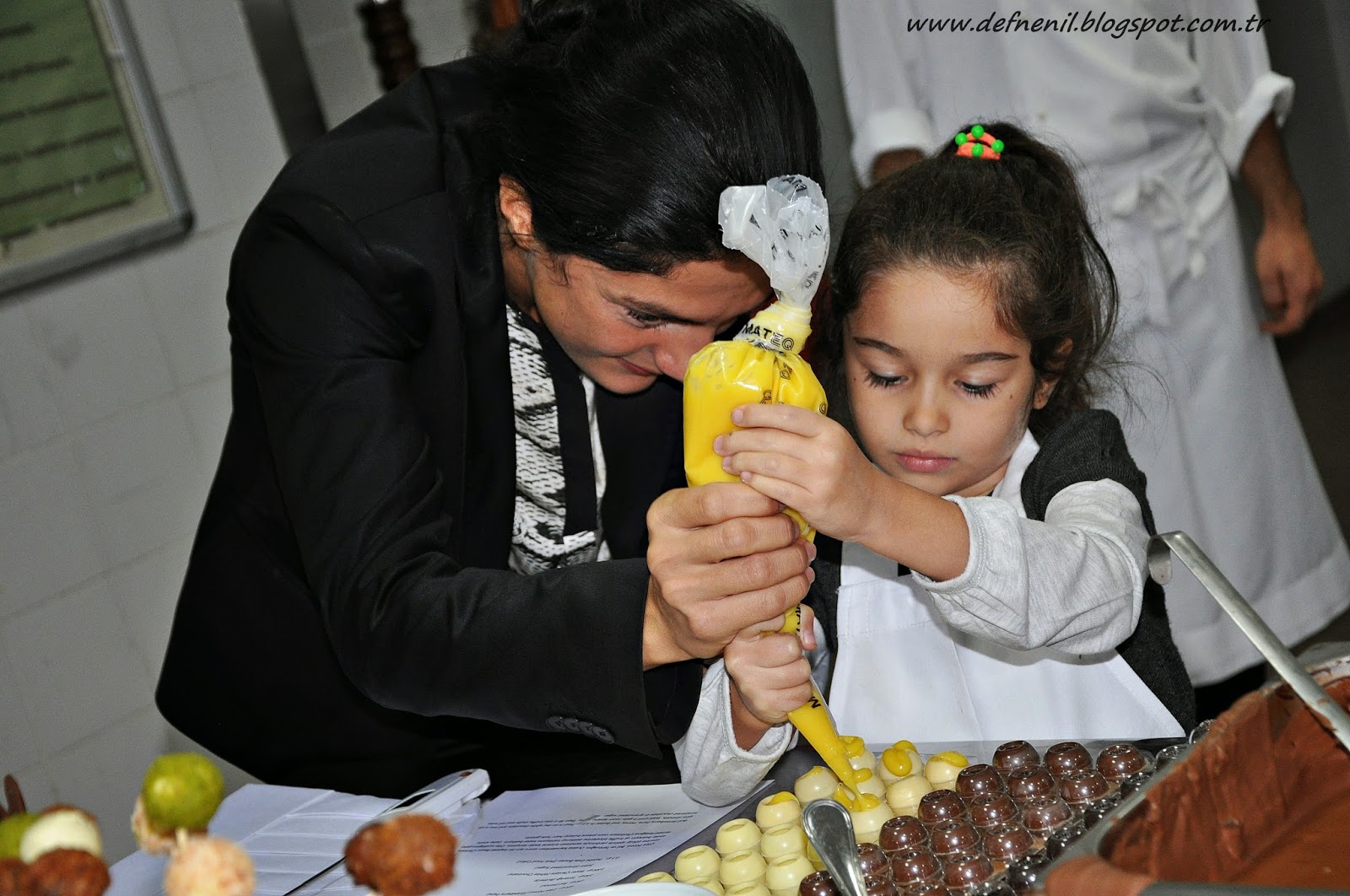 Defne Nil ve Zeynep Lâl Çırağan Palace Kempinski Çikolata 