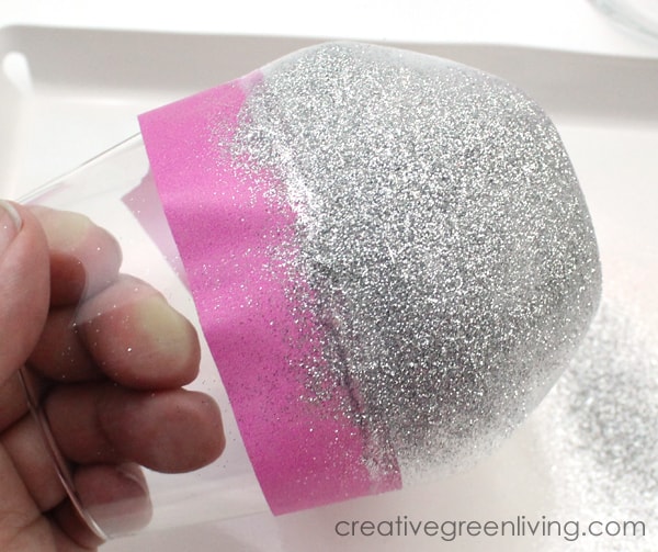 how to add glitter to a stemless wine glass