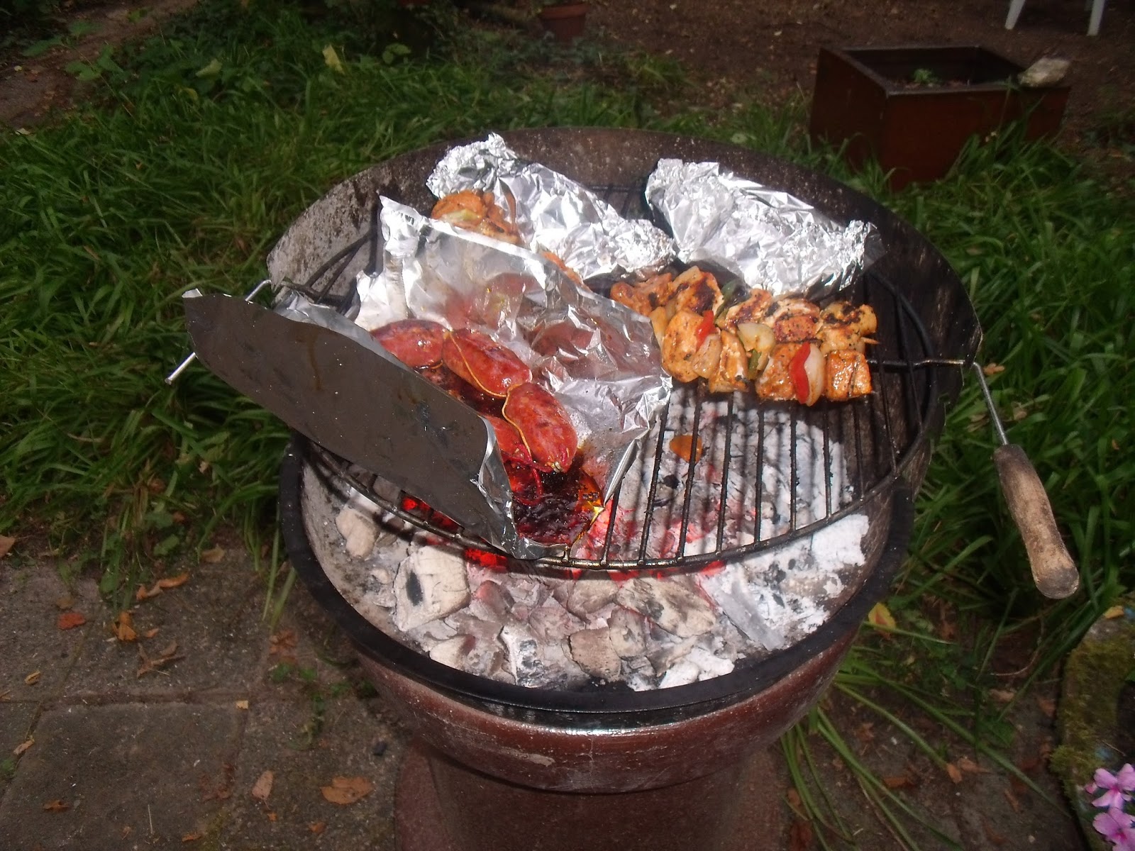 schmerzwach isst: Grillen im Garten