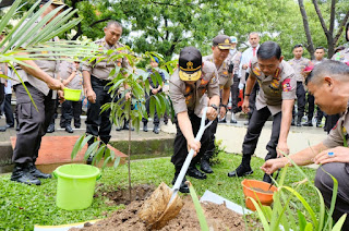 Minggu Ceria, Kapolri Idham Aziz Tanam Eboni di Makasar