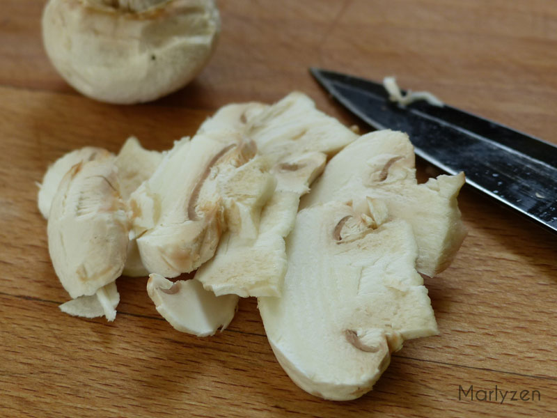 Épluchez et émincez les champignons.