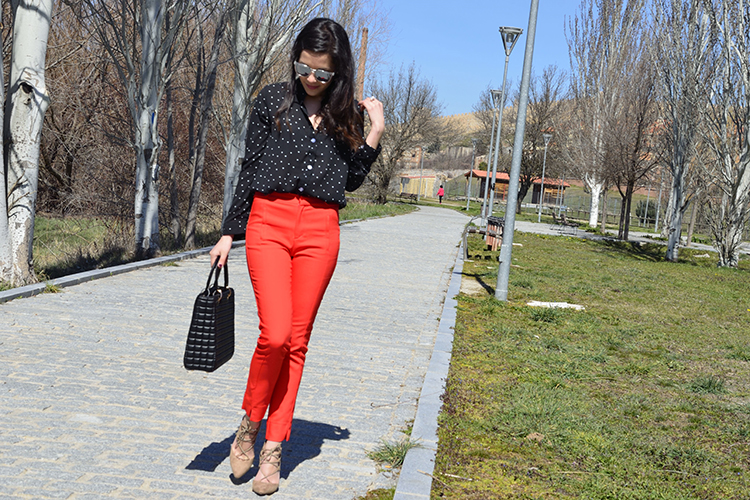 pantalón-rojo-blusa-lunares-negro-trends-gallery-blogger