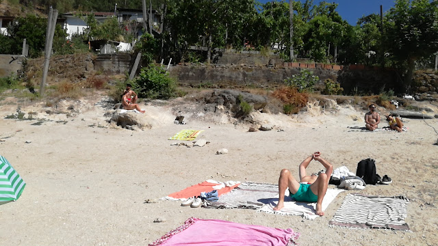 Toalhas no areal da praia da Ilha do Gerês