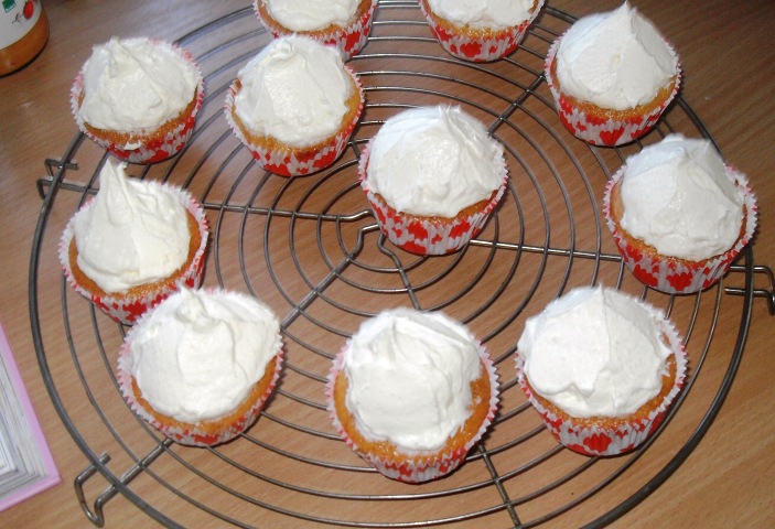 Sanna´s Hexenküche: Limonaden-Cupcakes mit Vanillesahne