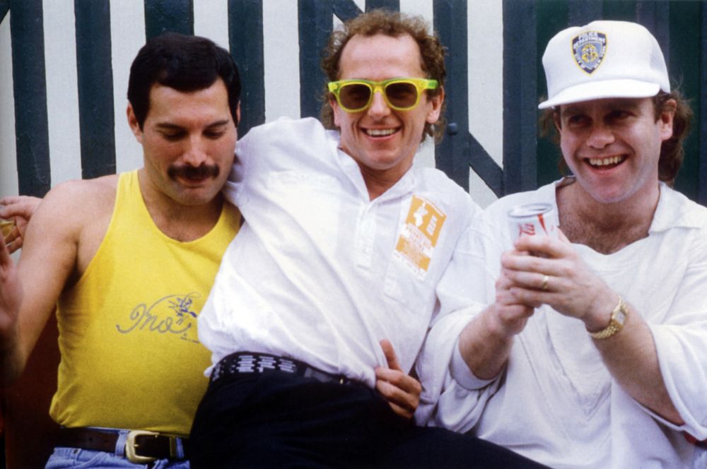 40 Candid Photographs Capture Best Moments of Freddie Mercury Hanging