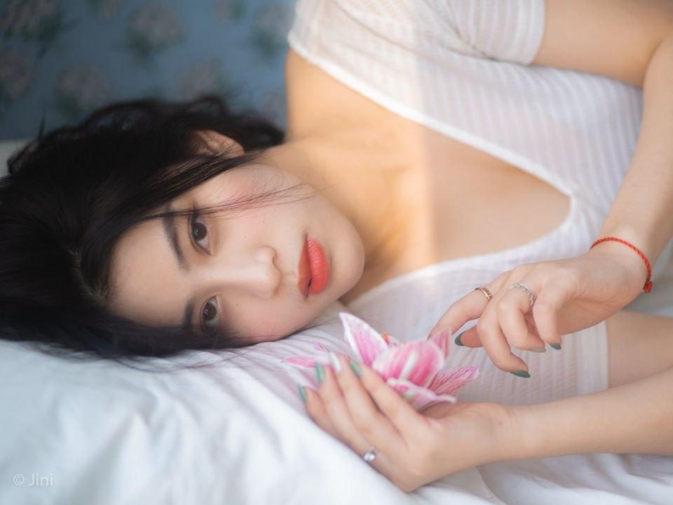 Gallery - Vietnamese model Yen Nguyen - Fragile purple flowers - P6