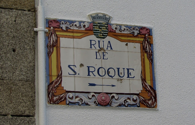 placa de azulejos escrito R. de S. Roque