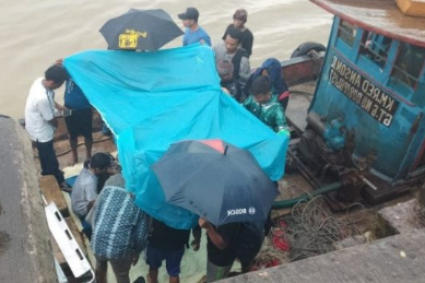 Evakuasi jenazah korban dan para ABK yang lompat ke laut. Evakuasi jenazah korban dan para ABK yang lompat ke laut.