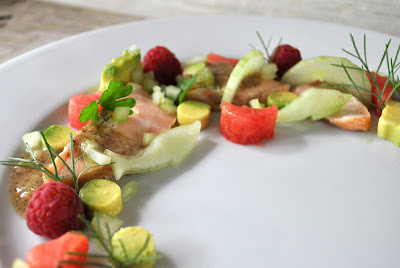 Warm geräucherter Lachs mit Avocado und Melone Lachs mit Avocado und Melone