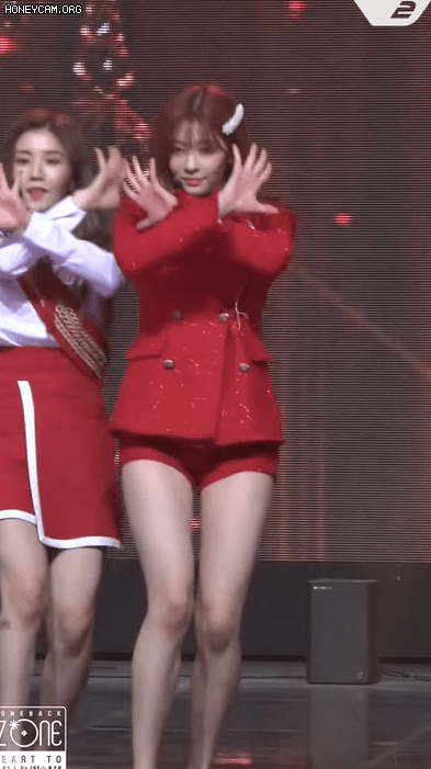 아이즈원> 늘씬한 빨간 김민주 . GIF