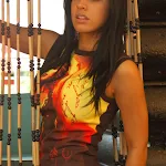 Andrea Rincon, Selena Spice Galeria 36 : Shakiras, Camiseta Negra Con Amarillo y Rojo, Tanga Amarilla y Naranja Foto 6