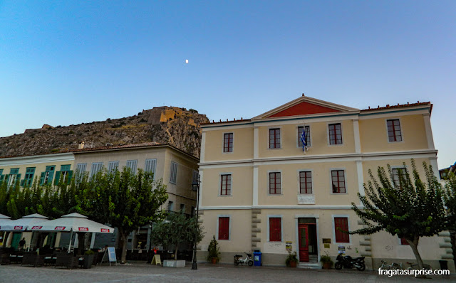 Praça da cidade de Nafplio, Grécia, com vista para a Fortaleza de Palamidi