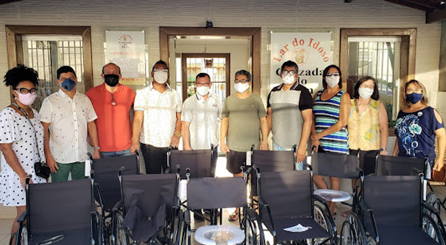Curso de Oratória doa cadeiras de rodas ao Abrigo dos Velhos em Jacobina