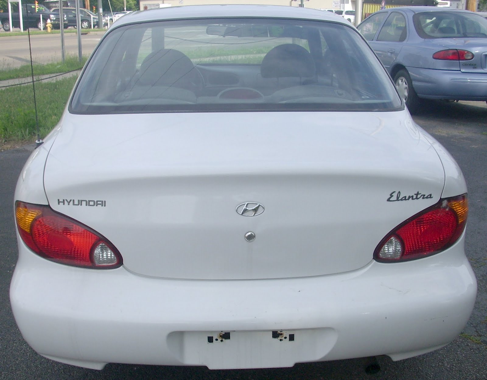 used cars dayton ohio 1999 Hyundai Elantra 4Dr. white 137,128