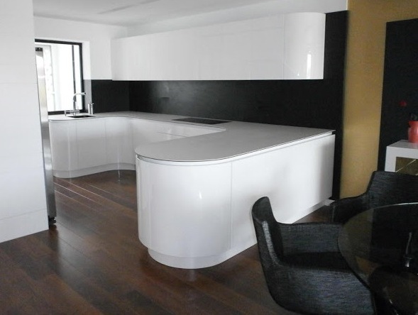 cocina blanca lacada curva 