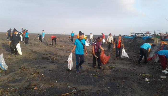 Dekopinda Tabanan Bersih-bersih di Pantai Yeh Gangga