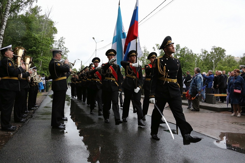 Моряки подводники освобождают Крым 12 мая.