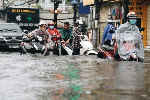 Mấy anh đòi thu phí chống ngập có thấy không, chỉ 15 phút mưa đã làm giao thông tê liệt?