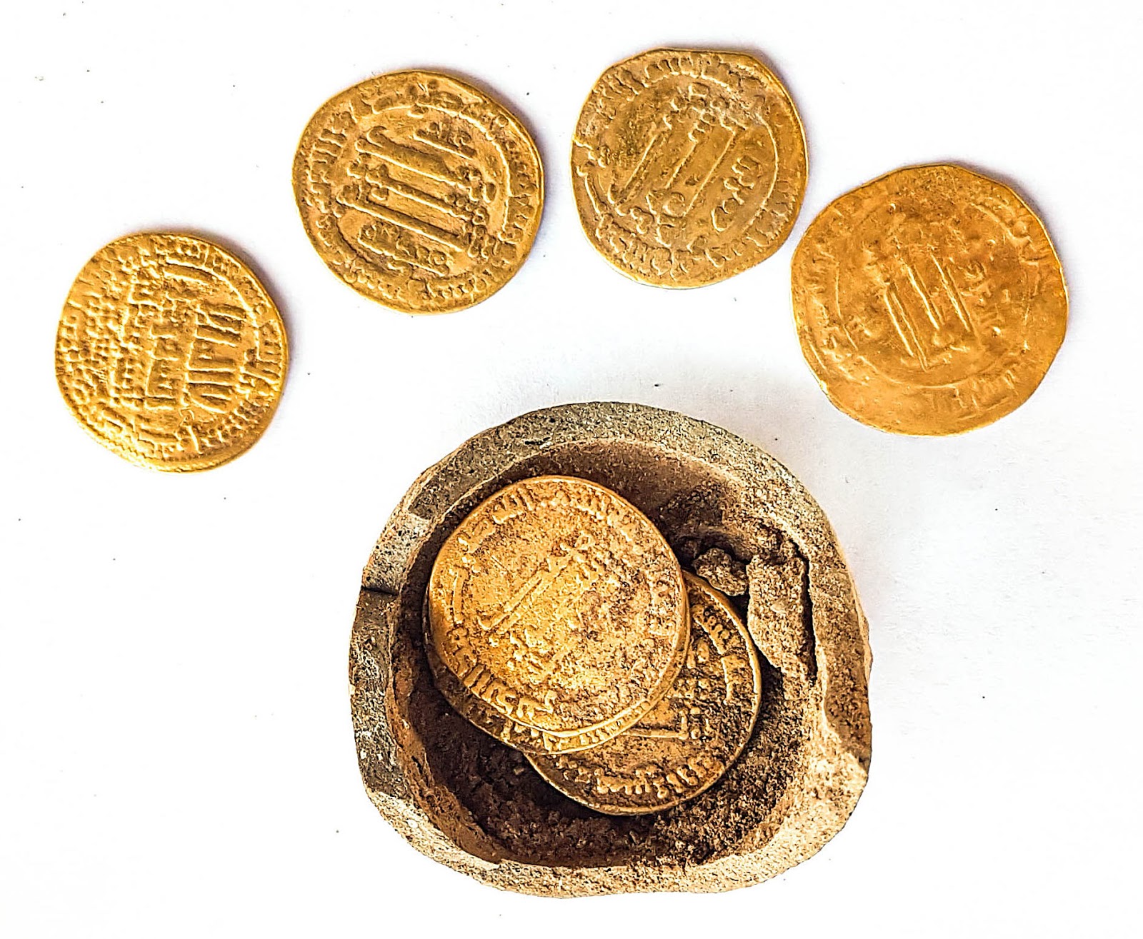 Pesquisas Ibañez: PESQUISADORES ENCONTRAM "COFRINHO" COM MOEDAS DE OURO