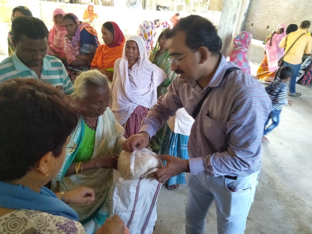 বুলবুলের ঝড়ে ক্ষতিগ্রস্ত দুঃস্থদের পাশে দাঁড়ালো সুন্দরবন চর্চা ও তেপান্তর 2 বুলবুলের ঝড়ে ক্ষতিগ্রস্ত দুঃস্থদের পাশে দাঁড়ালো সুন্দরবন চর্চা ও তেপান্তর