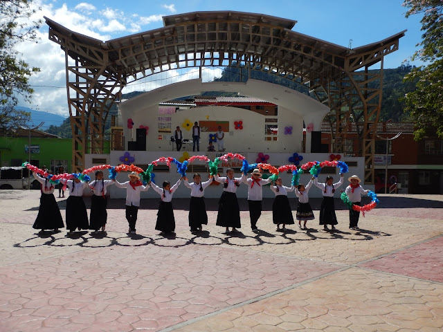 EcoCaminatas, danzas folclóricas, caminata a Ubaque.
