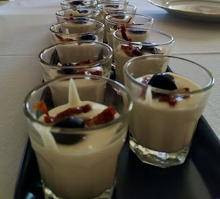 Crema De Queso Manchego Con Cherrys Y Aceituna Negra
