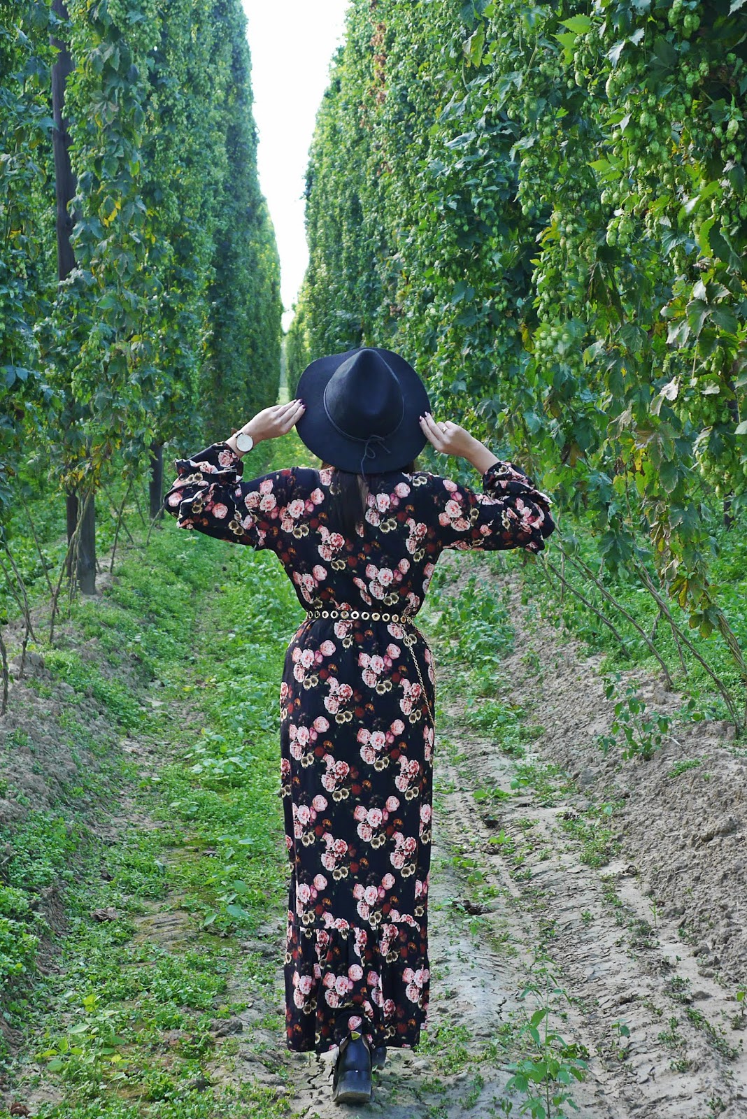 długa sukienka kwiaty renee czarny kapelusz wycięte botki pasek bonprix karyn blog modowy blogerka modowa karyn