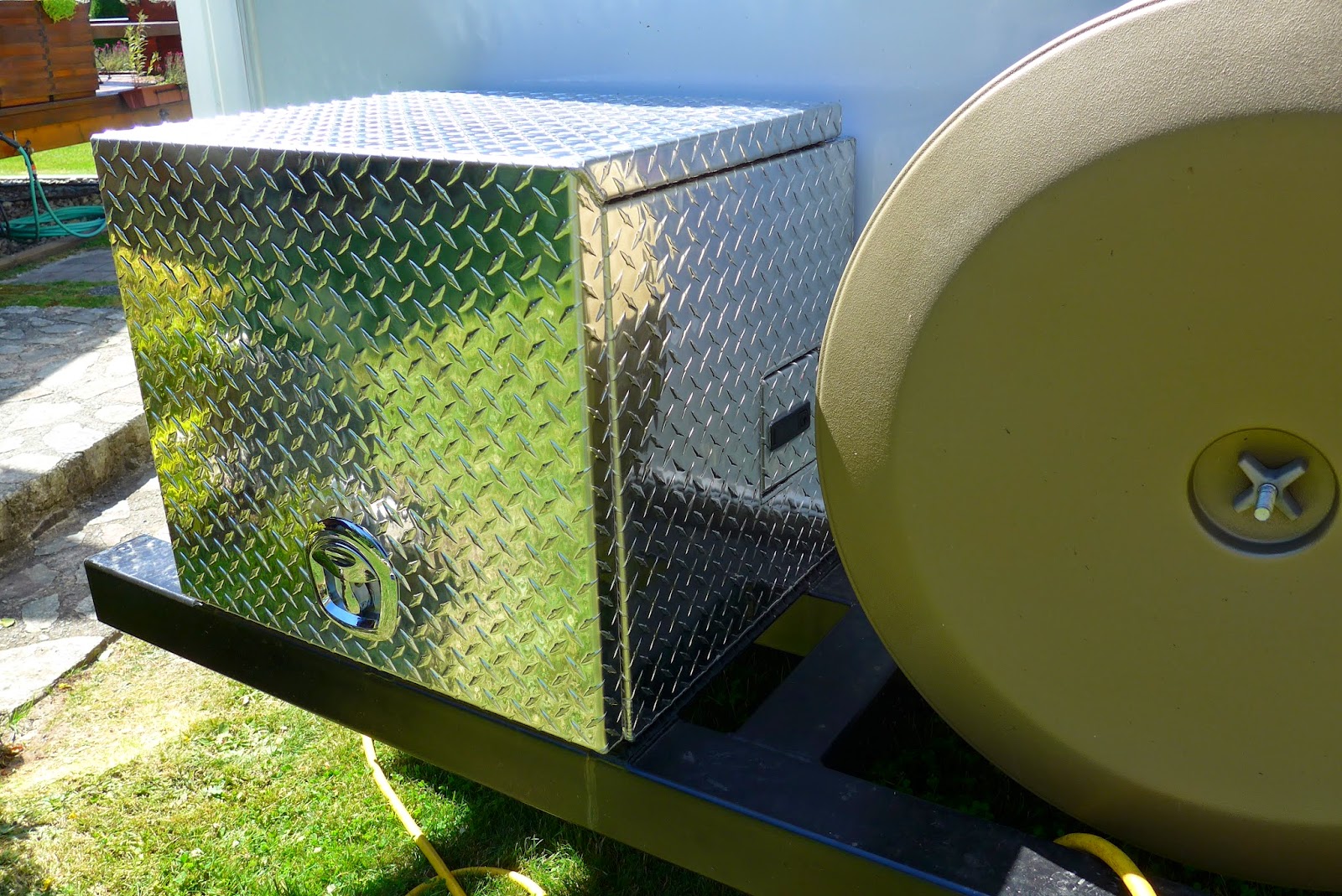 Close up of box, note exhaust hatch on right.