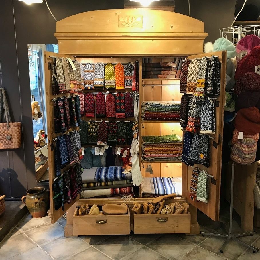 мир моды магазин. много платьев. магазин качественных вещей. интерьер секонд хенд. магазин модной и недорогой одежды.