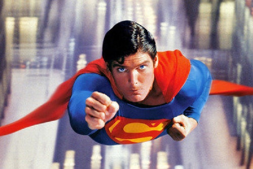 SUPERMAN  HENRY CAVILL RETORNARÁ COMO O HERÓI EM DIVERSOS FILMES – Aliança  Geek