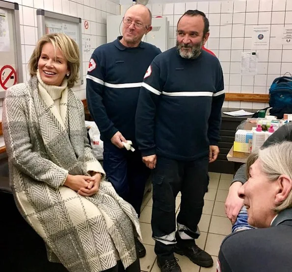 Queen Mathilde visits Pierre d'Angle, night shelter for homeless adults. Queen Mathilde wore Natan Coat