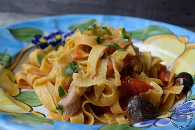 Tagliatelle integrali con pomodorini e funghi