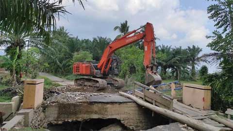 Jembatan Ambruk Akibat Banjir di Nagari Binjai Tapan Mulai Diperbaiki