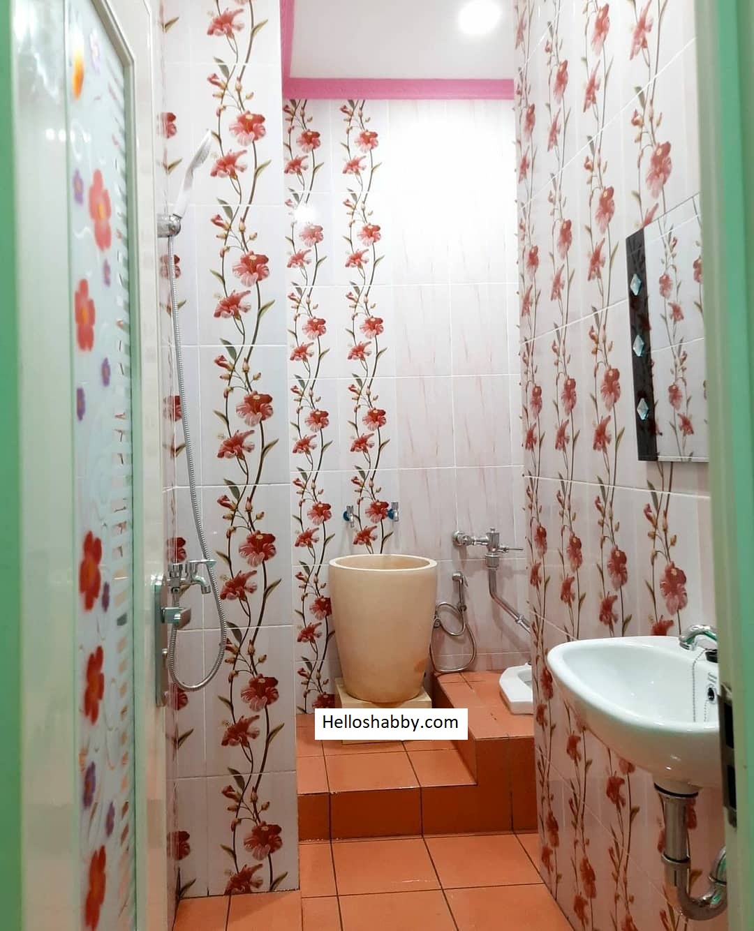 Inspirasi Desain Toilet Jongkok Bernuansa Alami Dengan Gentong Bali