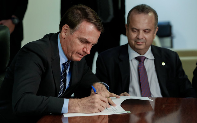 Bolsonaro assina decreto que proíbe queimadas no país por 60 dias