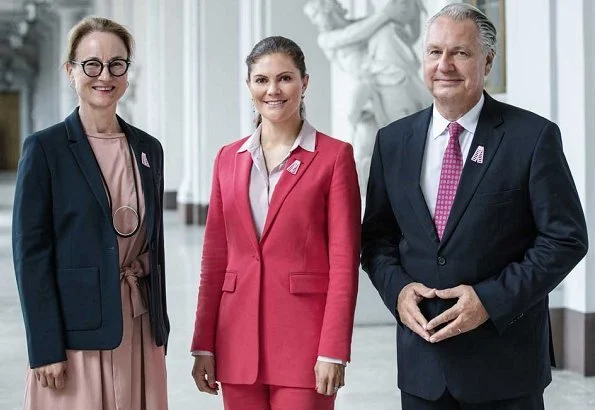 Crown Princess Victoria wore Lexington Company Frida Blazer and Trousers and a pink silk blouse, a pink ruby earrings at Pink Ribbon 2018 meeting