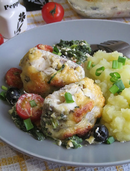 Рыба запеченная в сливках со шпинатом, томатами и маслинами