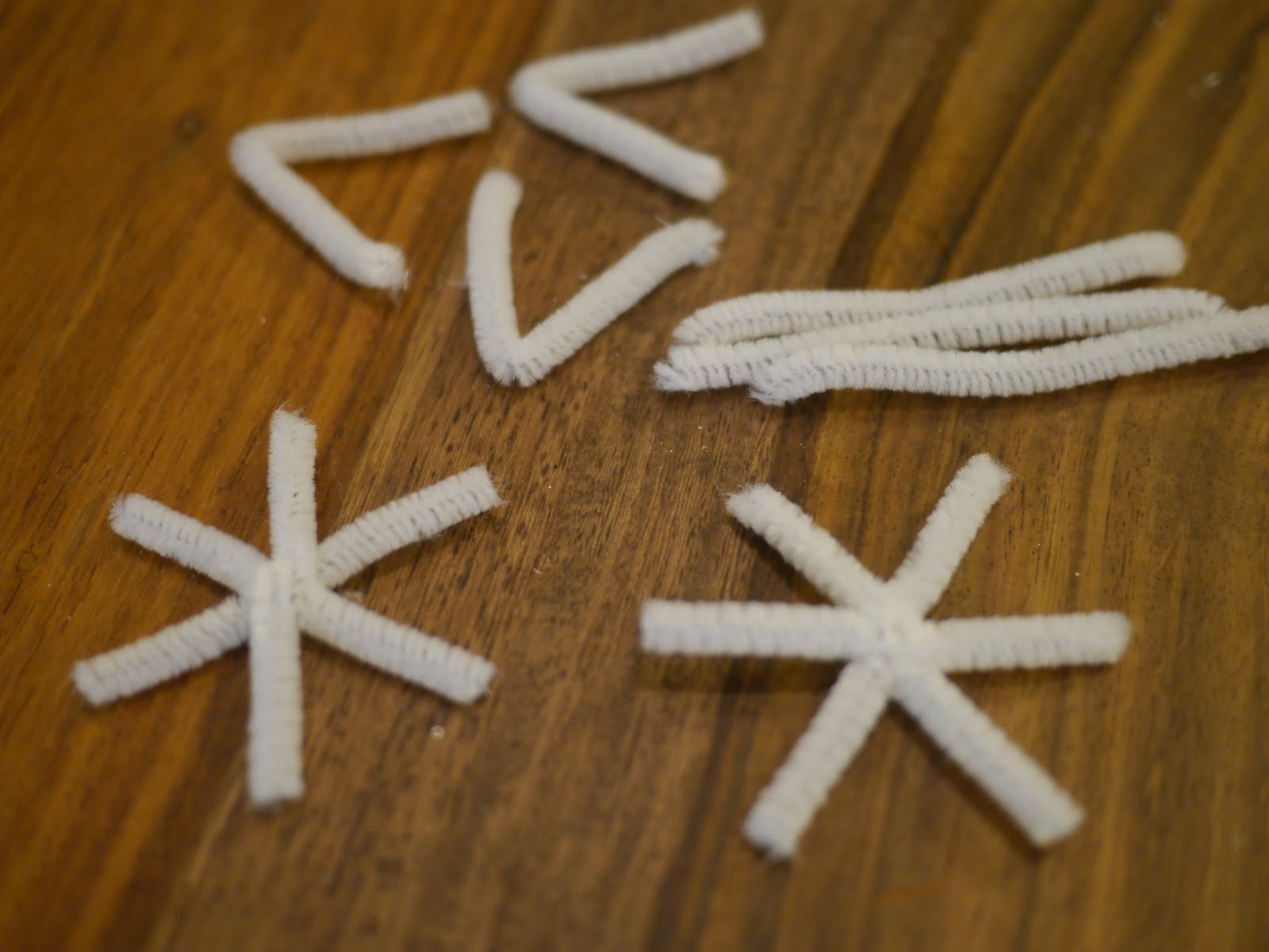 Making pipe cleaner snowflake shapes Making pipe cleaner snowflake shapes