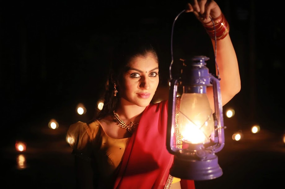 Yashika Anand in Sakalakala Valli song