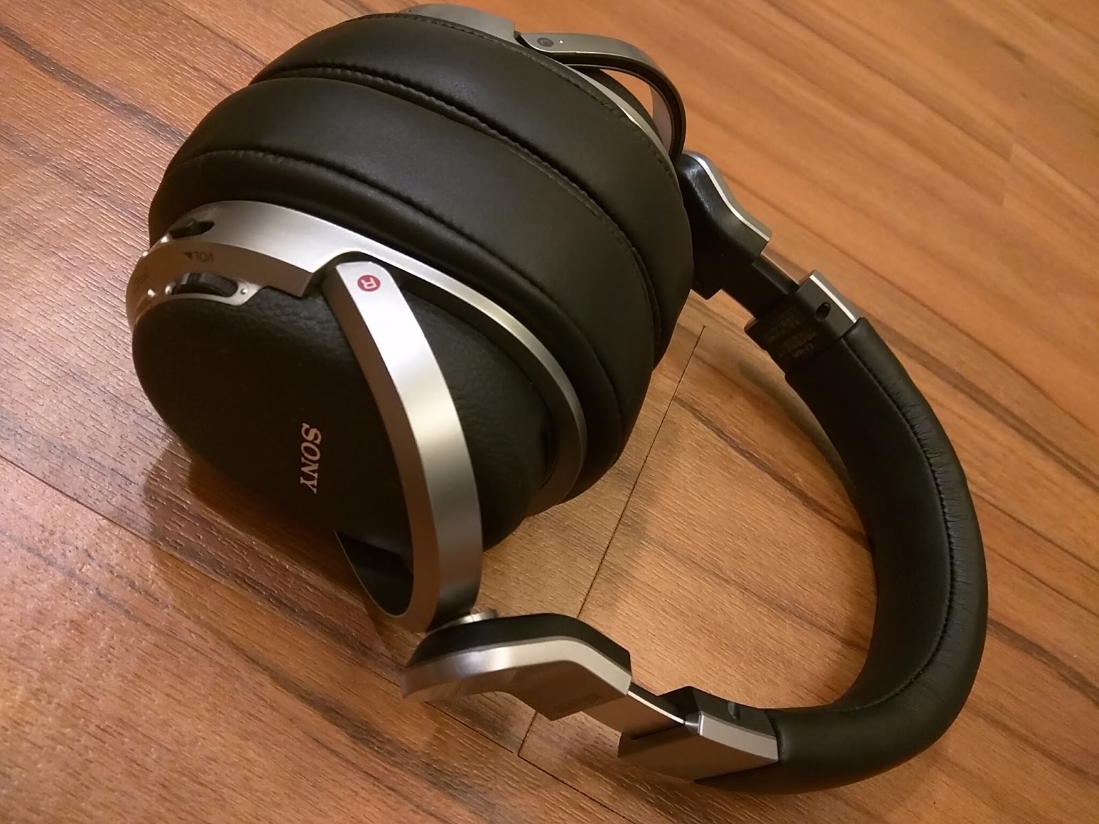 House in the Deep: Sony MDR-HW700DS