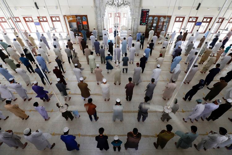 Shalat Kaum Muslimin Dengan Jaga Jarak Mirip Agama Lain?