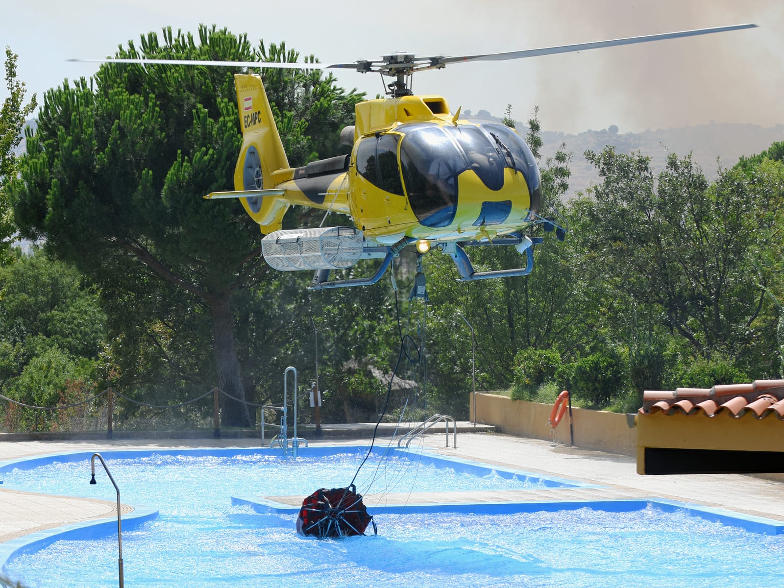 Un helicóptero de emergencia cargando agua 