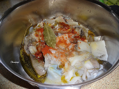 Κατσαρόλα με ελαιόλαδο και σουπιές και διαφορα μπαχαρικά ετοιμα να μαγειρευτουν 