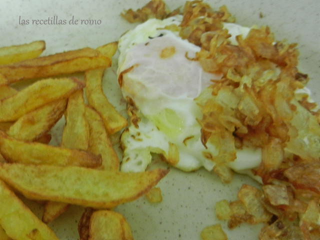 Huevos fritos con cebolla