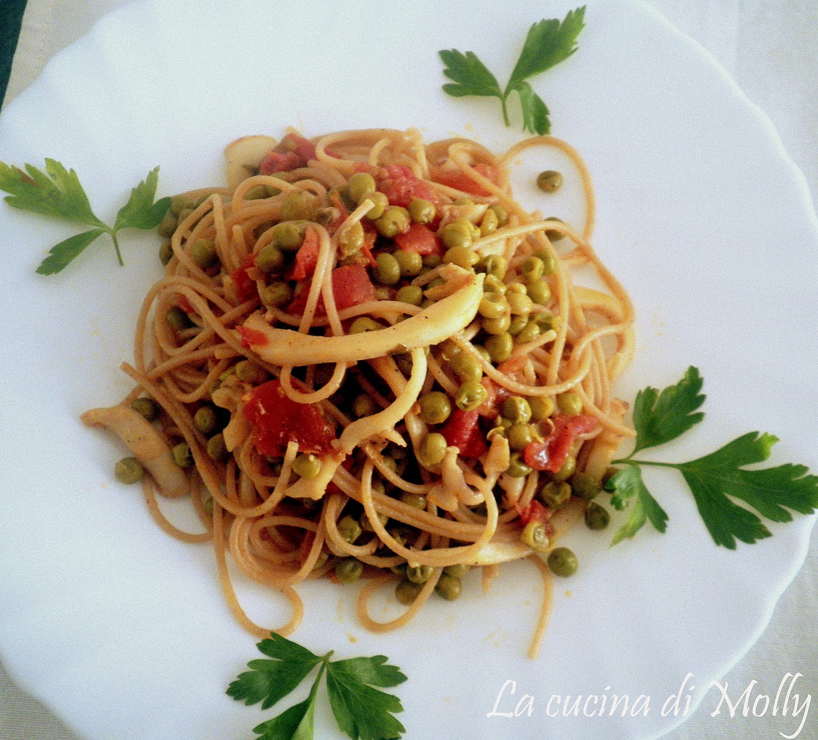 spaghetti con piselli e seppioline