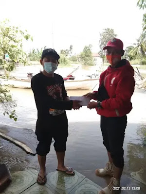 Karyawan PT. MEI Bantu Warga Begedor Muaragembong Yang Terdampak Banjir Karyawan PT. MEI Bantu Warga Begedor Muaragembong Yang Terdampak Banjir